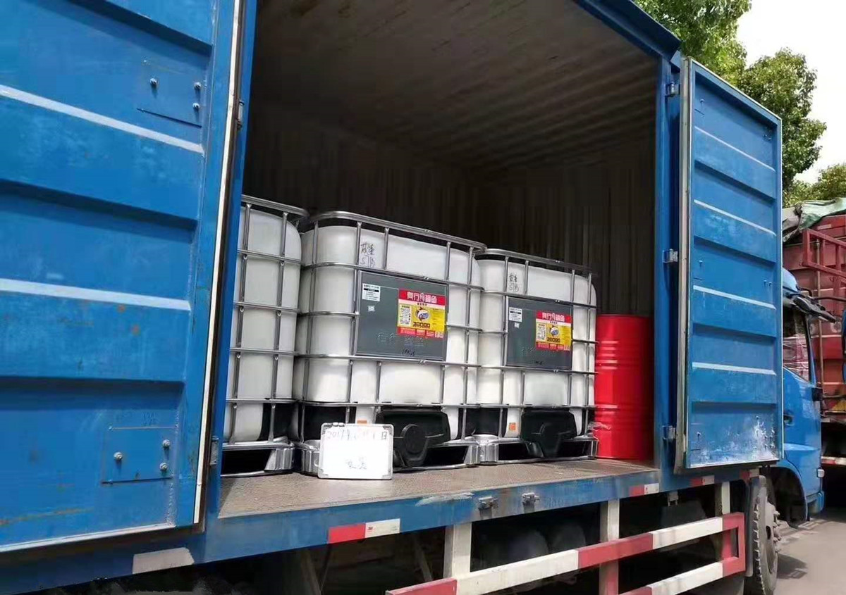 解放7.6米貨廂甲醇液體廂式運(yùn)輸車(chē)