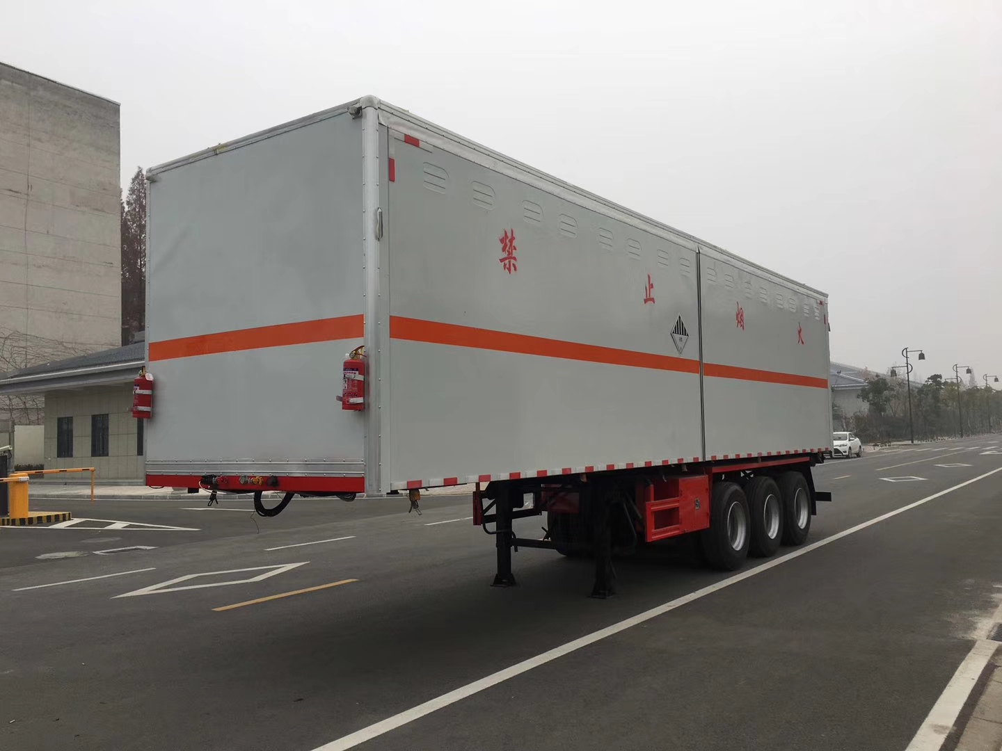 雜項危險品半掛廂式運(yùn)輸車