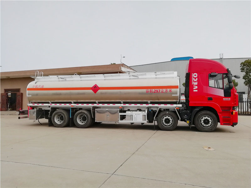 上汽紅巖29.7方前四后八鋁合金運(yùn)油車，20噸運(yùn)油車