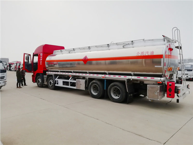 上汽紅巖29.7方前四后八鋁合金運(yùn)油車，20噸運(yùn)油車