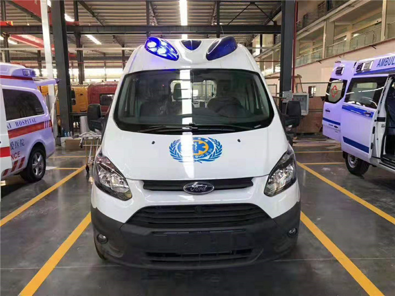 福特V362新全順短軸中頂救護(hù)車(chē)