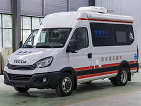 依維柯移動(dòng)式疫苗接種車，可下鄉(xiāng)鎮(zhèn)