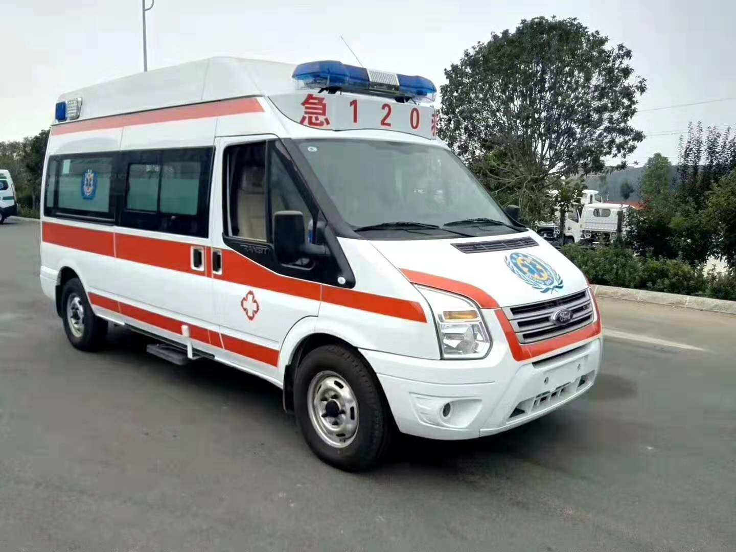 福特V348長軸中頂監(jiān)護(hù)型救護(hù)車